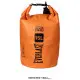 BOLSO WATERPROOF 15L EVERLAST resaltando su cierre enrollable para mayor rendimiento. Color Naranja.
