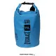 BOLSO WATERPROOF 15L EVERLAST resaltando su cierre enrollable para mayor rendimiento. Color Azul.