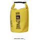 BOLSO WATERPROOF 5L EVERLAST resaltando su tamaño compacto para mayor rendimiento. Color Amarillo