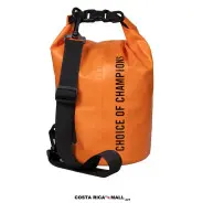 BOLSO WATERPROOF 5L EVERLAST resaltando su tamaño compacto para mayor rendimiento. Color Naranja. Vista Atrás
