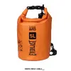 BOLSO WATERPROOF 5L EVERLAST resaltando su tamaño compacto para mayor rendimiento. Color Naranja