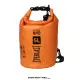 BOLSO WATERPROOF 5L EVERLAST resaltando su tamaño compacto para mayor rendimiento. Color Naranja