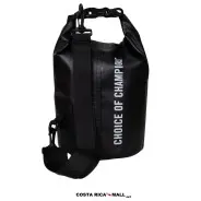 BOLSO WATERPROOF 5L EVERLAST resaltando su tamaño compacto para mayor rendimiento. Color Negro. Vista Atrás