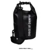 BOLSO WATERPROOF 5L EVERLAST resaltando su tamaño compacto para mayor rendimiento. Color Negro. Vista Atrás