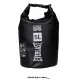 BOLSO WATERPROOF 5L EVERLAST resaltando su tamaño compacto para mayor rendimiento. Color Negro