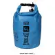 BOLSO WATERPROOF 5L EVERLAST resaltando su tamaño compacto para mayor rendimiento. Color Azul