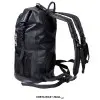 Mochila WATERPROOF 35L EVERLAST resaltando su diseño ergonómico para mayor rendimiento. Color Negro. Vista al lado