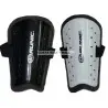 ESPINILLERAS RJG666 RUNIC. Colores blanco y negro según disponibilidad.